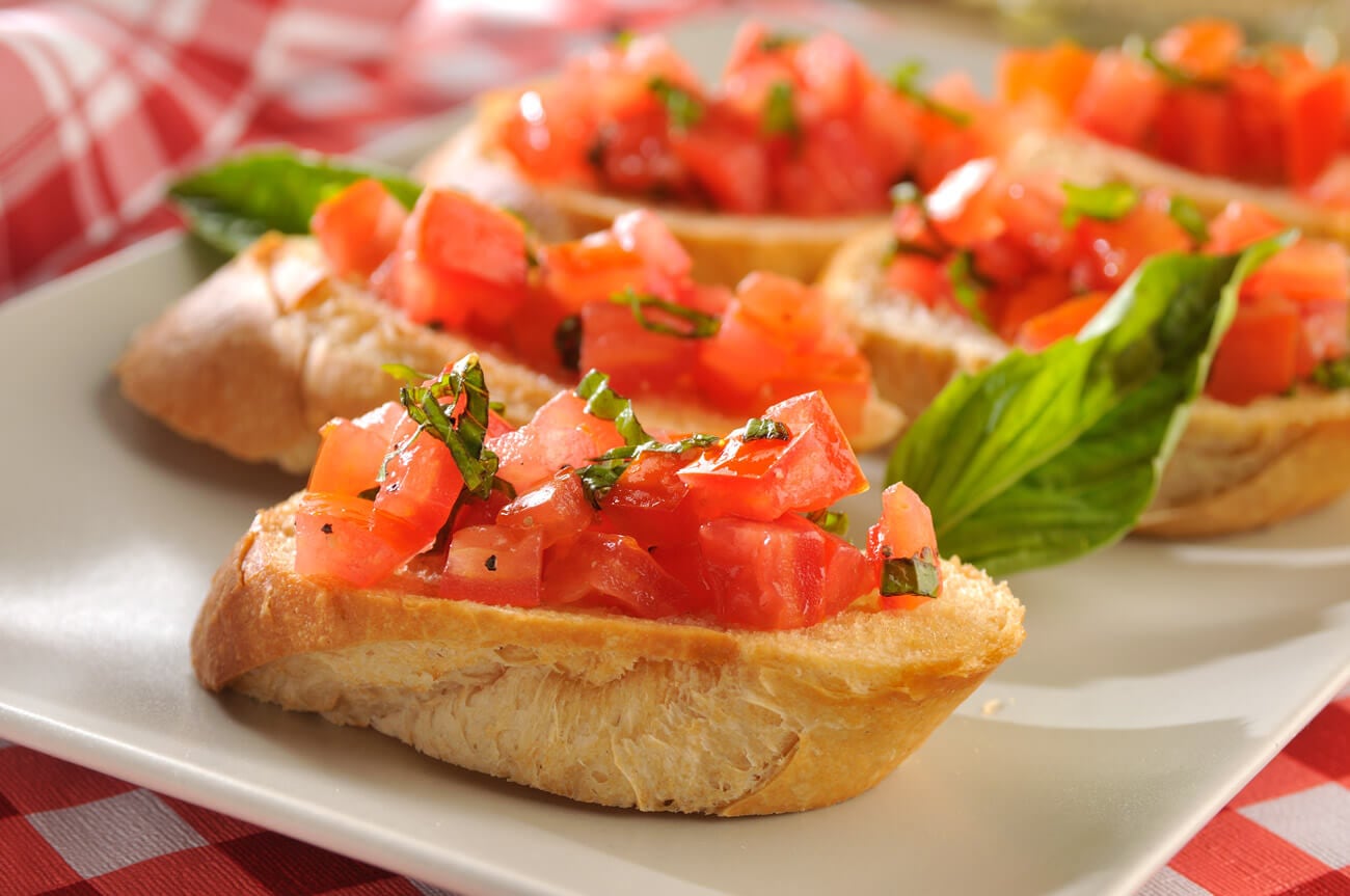 Para lograr la clásica Bruschetta se debe empezar cortando el pan en rebanadas de no más de 2 cm.