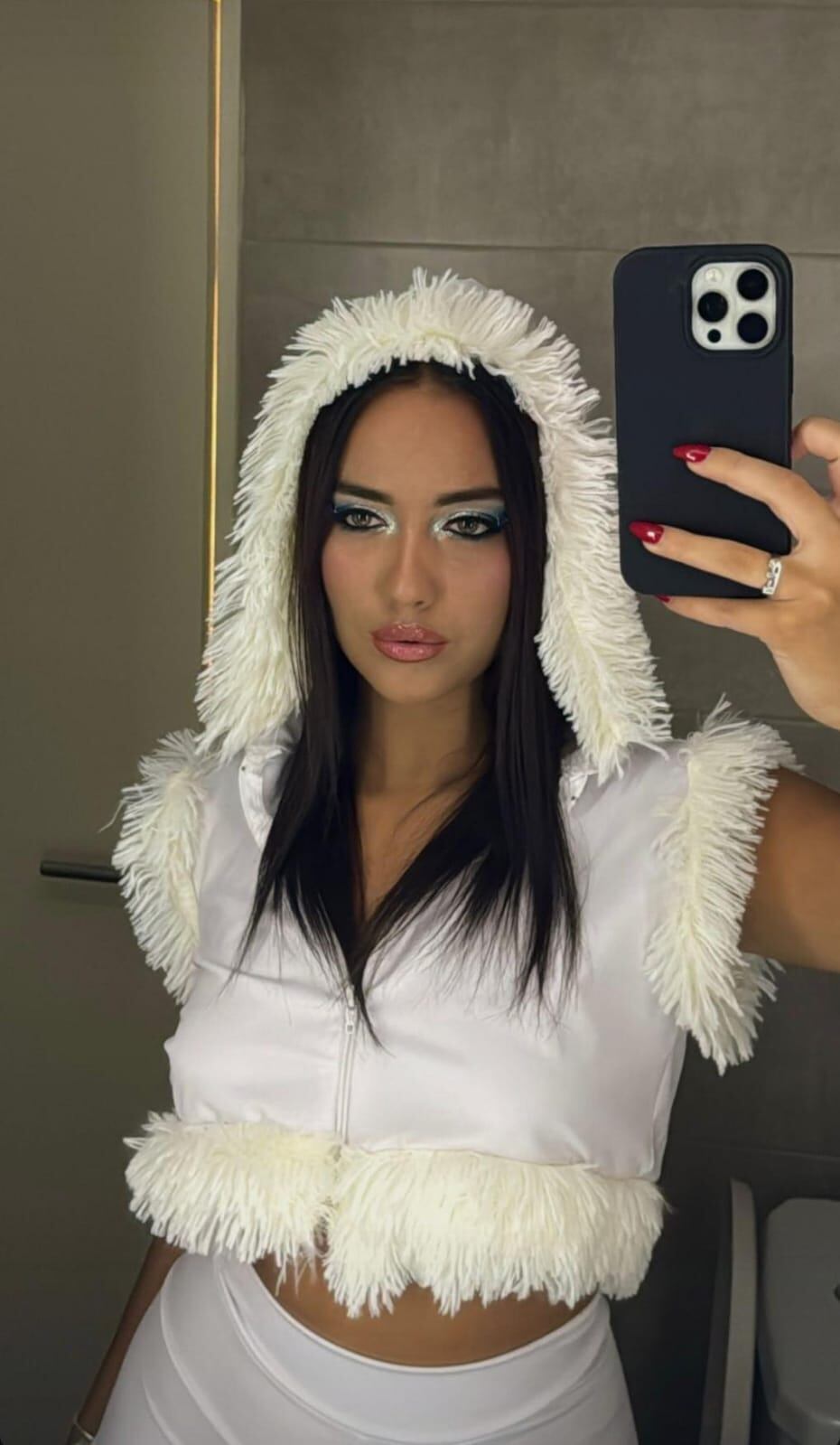 Flor Regidor paralizó Instagram con un look total white con transparencias infartante