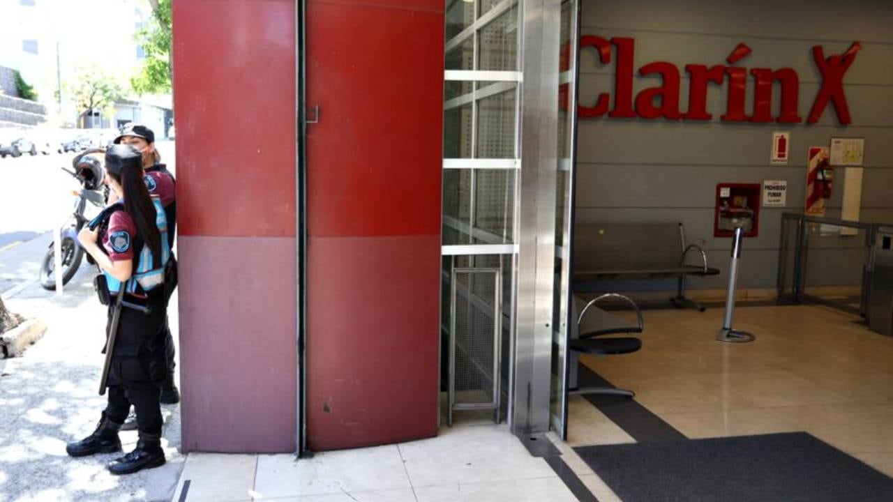 Custodia policial en el edificio del Grupo Clarín (Gerardo Viercovich)