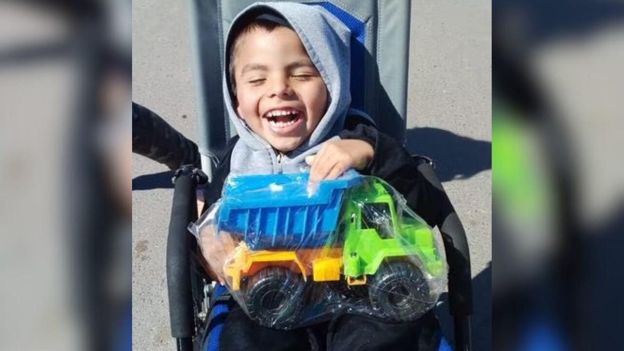 Efraín, el niño mendocino con parálisis cerebral recibió una silla de ruedas nueva después de que se la habían robado