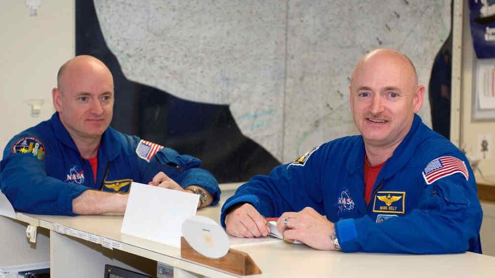 SCOTT KELLY Y MARK KELLY (DERECHA). En una imagen sin fecha proporcionada por la Nasa y publicada por AP.