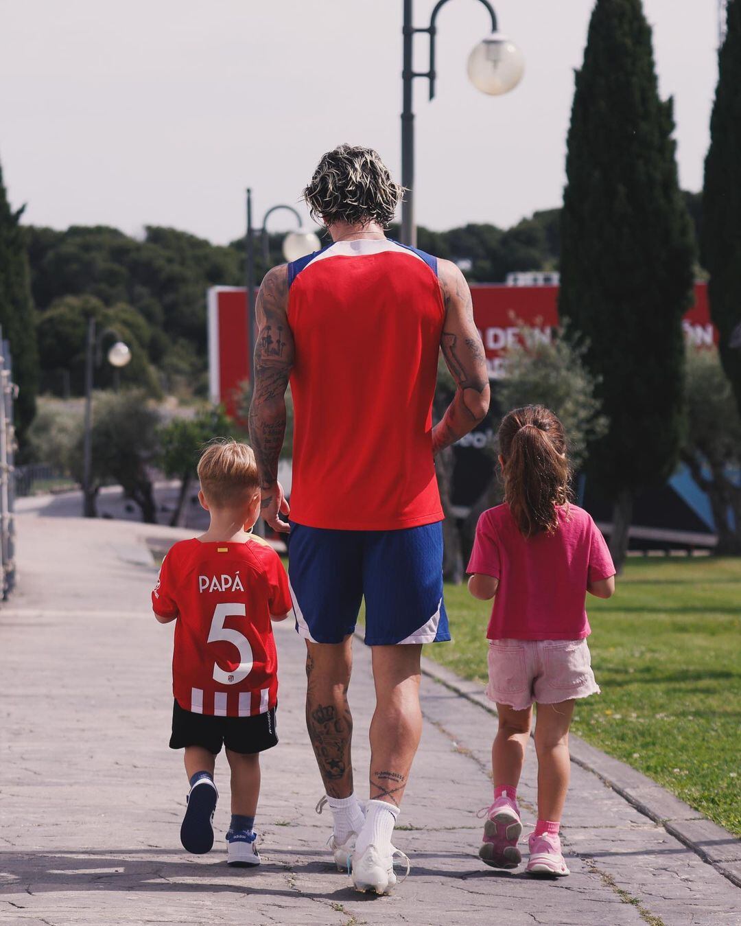 Rodrigo De Paul junto a sus hijos, Francesca y Bautista