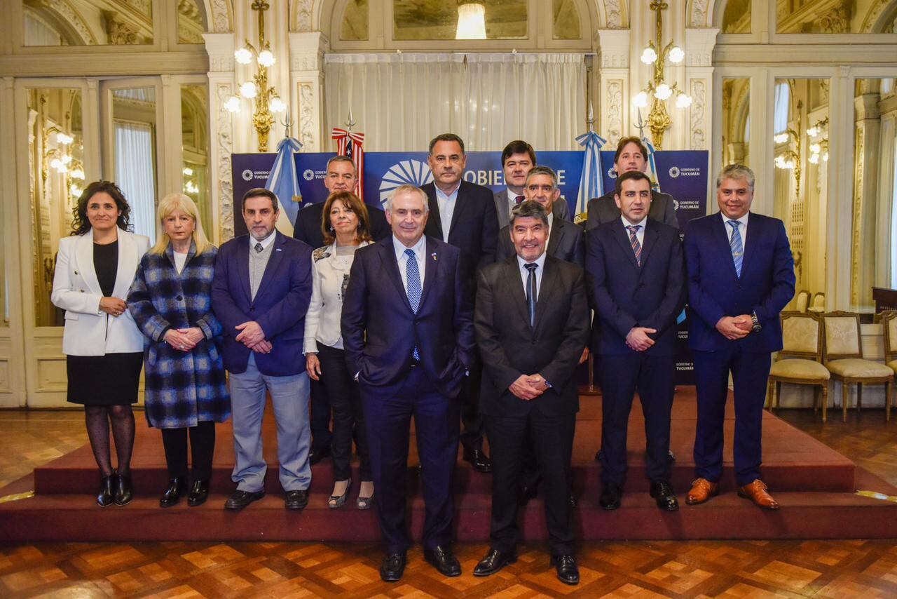 Participaron del encuentro el ministro de Gobierno y Justicia, Regino Amado; el secretario general de la gobernación, Federico Nazur; la secretaria de Relaciones Internacionales y Empresariales, Virginia Ávila; la Fiscal de Estado, Gilda Pedicone de Valls; el ministro de Seguridad, Eugenio Agüero Gamboa; el ministro de Salud, Luis Medina Ruíz; la ministra de Educación, Susana Montaldo; y el ministro de Obras y Servicios Públicos, Santiago Yanotti. También asistieron los legisladores miembros de la Comisión MERCOSUR, COPA, Integración Regional y de Relaciones Internacionales,
Christian Rodríguez (presidente) y Agustín Romano Norri (secretario).