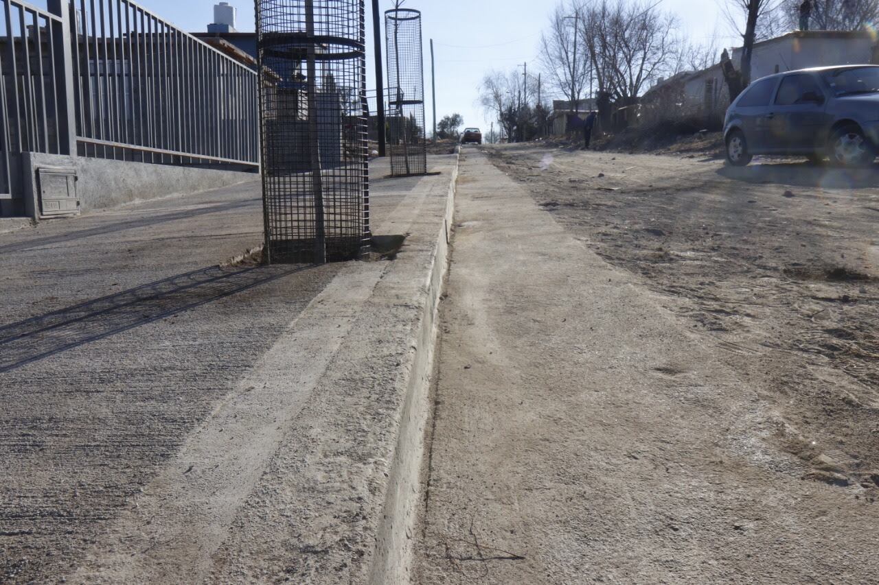 Construcción de un cordón cuneta en el sector del Centro Infantil Municipal N°6. Foto: Prensa Municipalidad de Villa Carlos Paz.