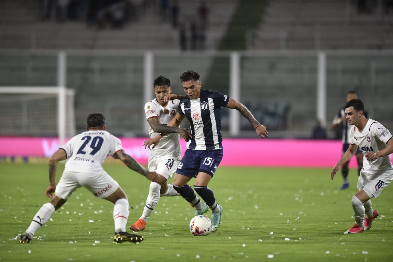 Enzo Díaz con la pelota, rodeado de jugadores visitantes, en el duelo entre Talleres e Independiente, en el Kempes, por el cierre de la Liga Profesional. (Foto: Ramiro Pereyra / La Voz)