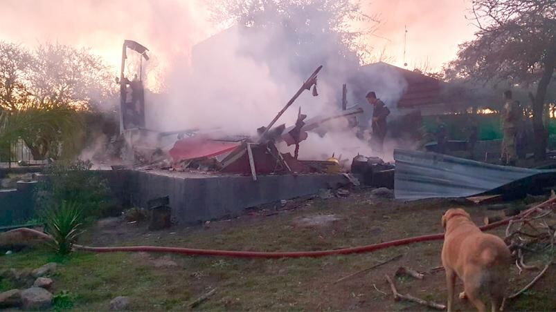 El fuego se propagó en pocos minutos por toda la casa. (Gentileza Radio Jesús María)