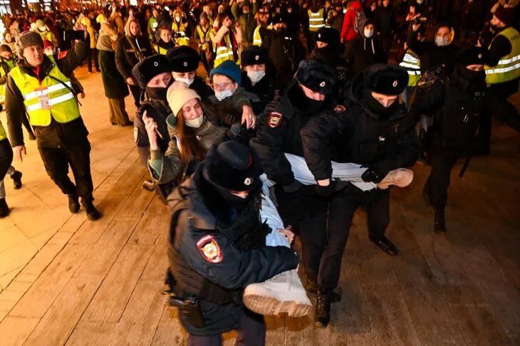 Las protestas comenzaron el 24 de febrero cuando Rusia invadió Ucrania.