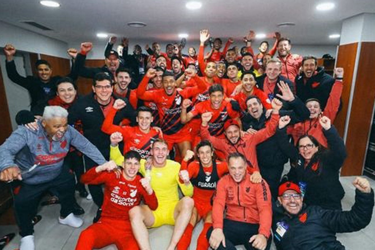 El posteo de Bruno Zapelli en el vestuario ganador de Athletico Paranaense luego de eliminar a Belgrano en la Copa Sudamericana. (Instagram)