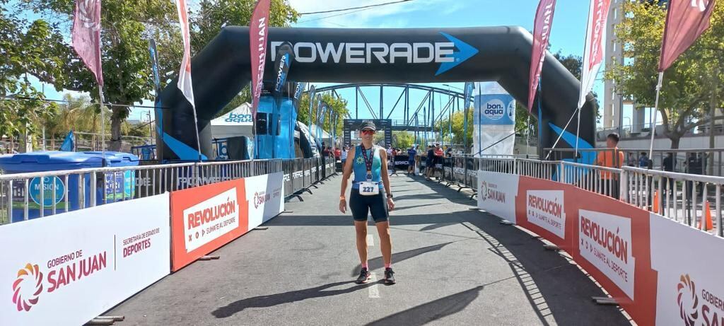 Laura Echegaray disputó el Ironman 70.3 de San Juan, desafío que se desarrolló en el Dique Ullum y finalizó en el Teatro del Bicentenario.