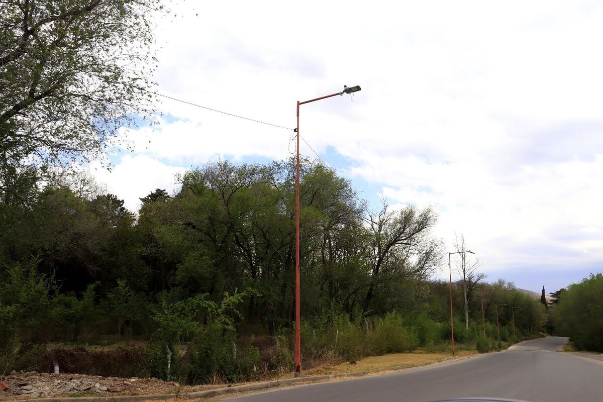 Vergonzoso vandalismo en Carlos Paz: rompieron más de 10 equipos led