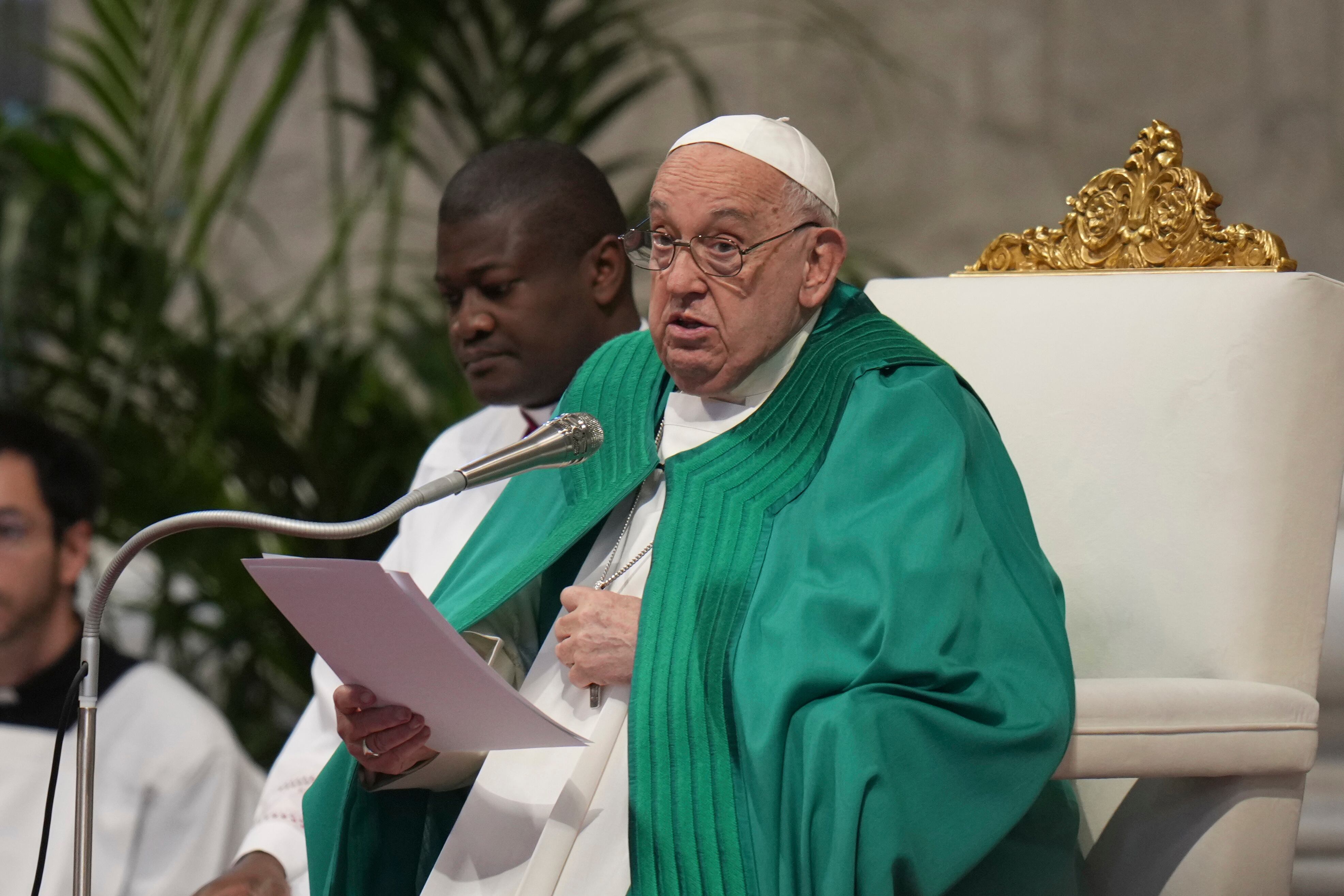 El papa Francisco ofreece un discurso durante una mesa con motivo del Día del Pobre en la basílica de San Pedro del Vaticano, el domingo 17 de noviembre de 2024. (AP Foto/Alessandra Tarantino)