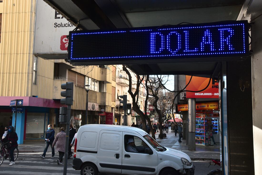 Cotización de dólares y moneda extranjera en las casas de cambio de la city cordobesa. (Pedro Castillo/La Voz)