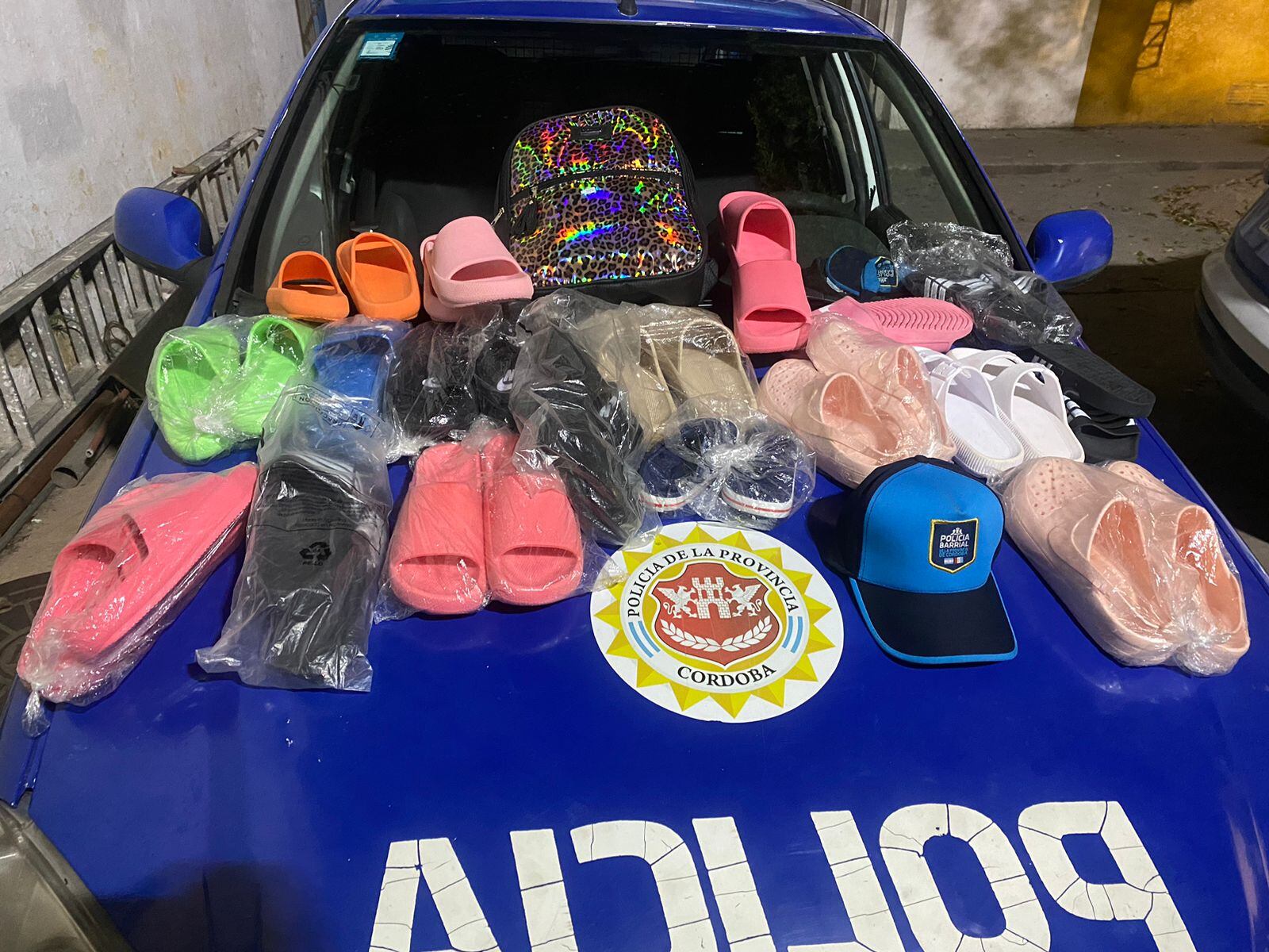 Secuestraron más de 40 pares de ojotas de la mochila de una pareja.