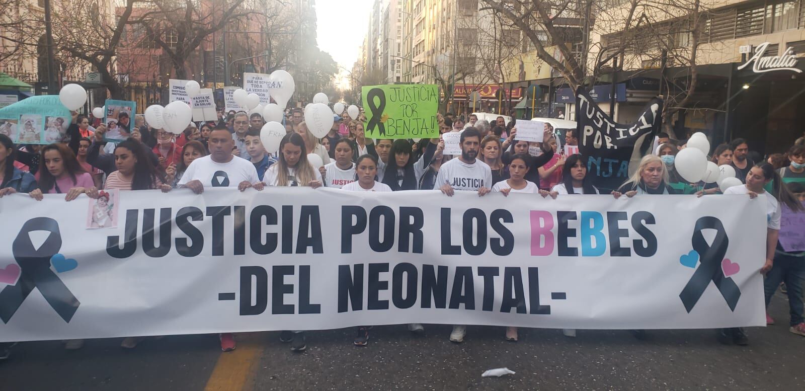 Familiares de las víctimas se movilizan en el Centro de la ciudad para pedir justicia.