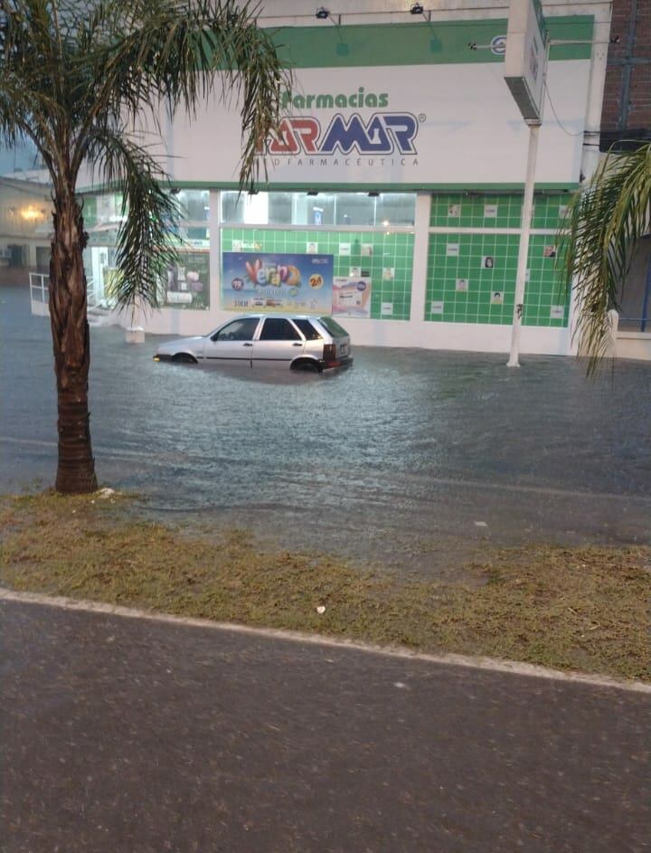 Calles totalmente cubiertas por el agua luego de intensas lluvias.