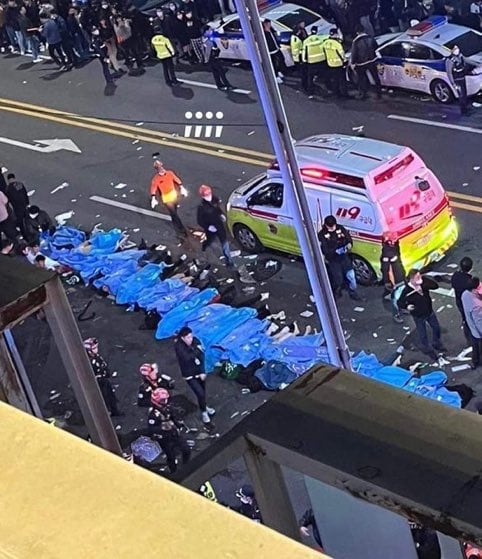 Socorristas y bomberos trabajando en la escena de la estampida fatal en Seul, Corea del Sur, durante celebraciones de Halloween, el sábado, 29 de octubre del 2022. 