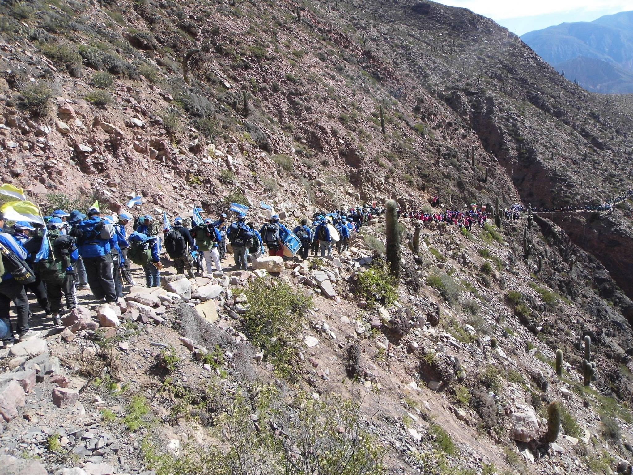 Angostos y escarpados senderos conducen a los peregrinos hasta el santuario de Nuestra Señora de Copacabana de Punta Corral, a más de 3.000 metros de altura, en Jujuy.