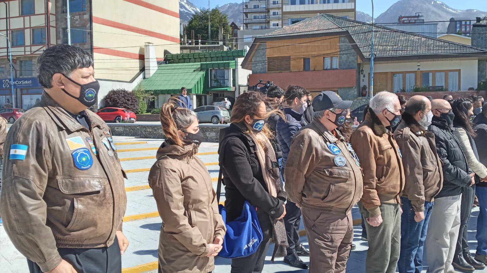 miembros de Centro de Excombatientes de Malvinas en Ushuaia, del Centro de Veteranos de Guerra de Río Grande, Herederos de la Causa Malvinas y Agrupación Generación Malvinas, escucharon las palabras de Melella y Carmona.