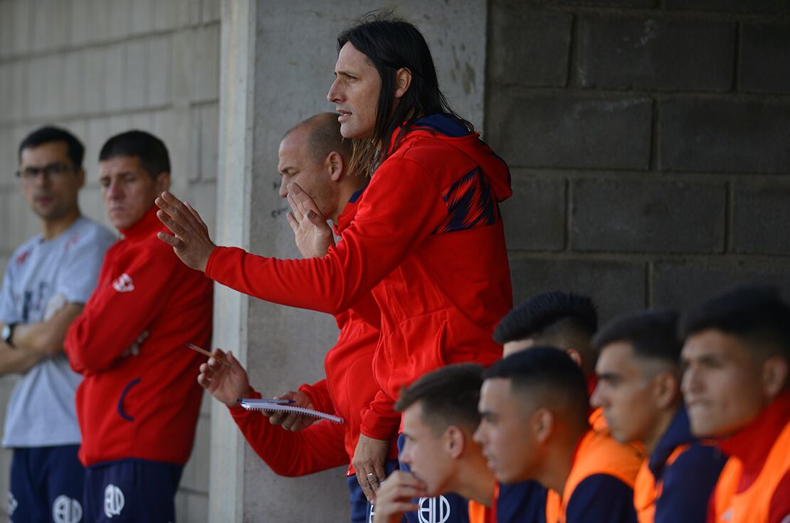 Juan Carlos Olave, técnico de Las Palmas, puntero con puntaje ideal en dos fechas.