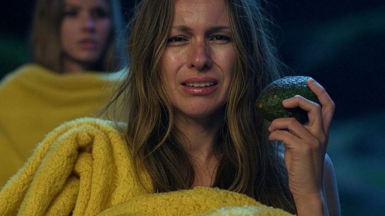 Pampita con una palta y la manta de la China Suárez proveniente de Nepal.