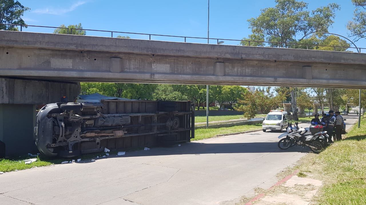 El puente no tenía la altura señalizada y el camión terminó volcando (Nicolás Bravo)