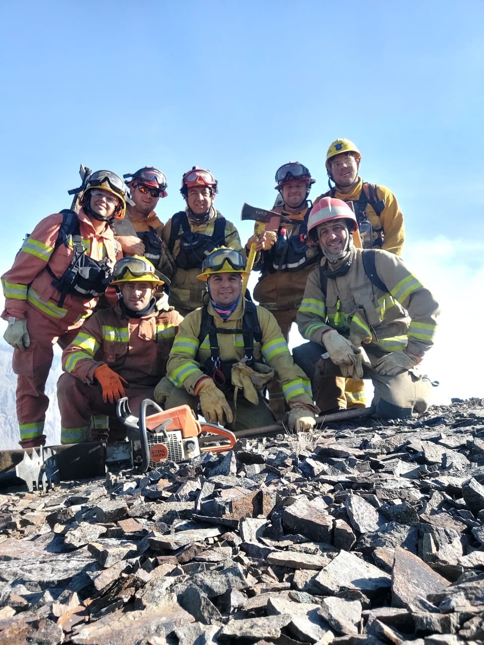 Bomberos cordobeses combaten el incendio en Los Alerces.