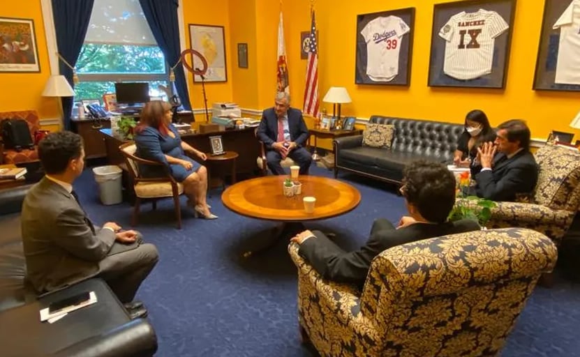 Durante su estadía en Washington (EE.UU.), el gobernador Morales se reunió en el Capitolio con la congresista demócrata por California, Linda Sánchez.