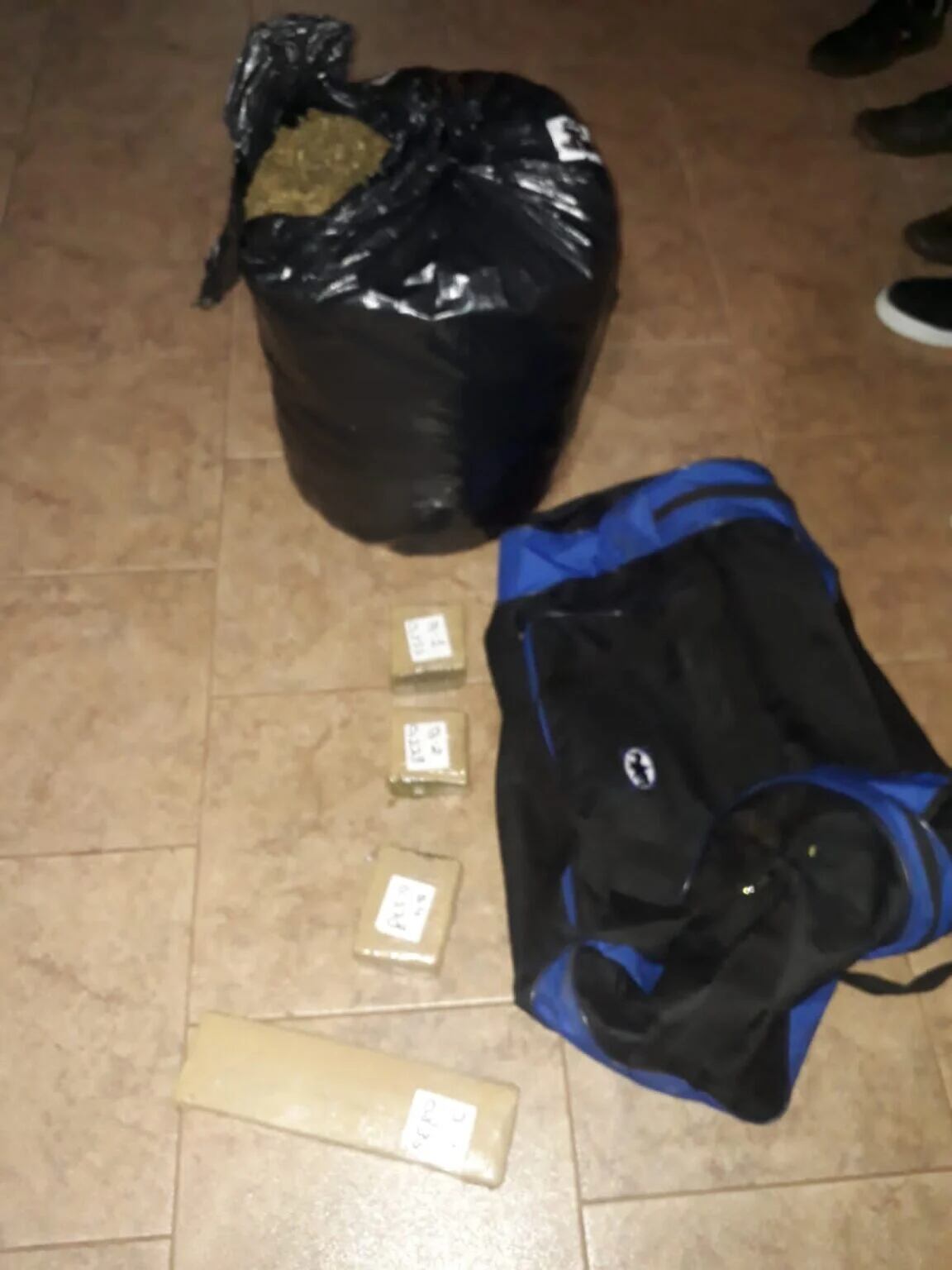 Viajaban con más de nueve kilogramos de marihuana y fueron detenidos.