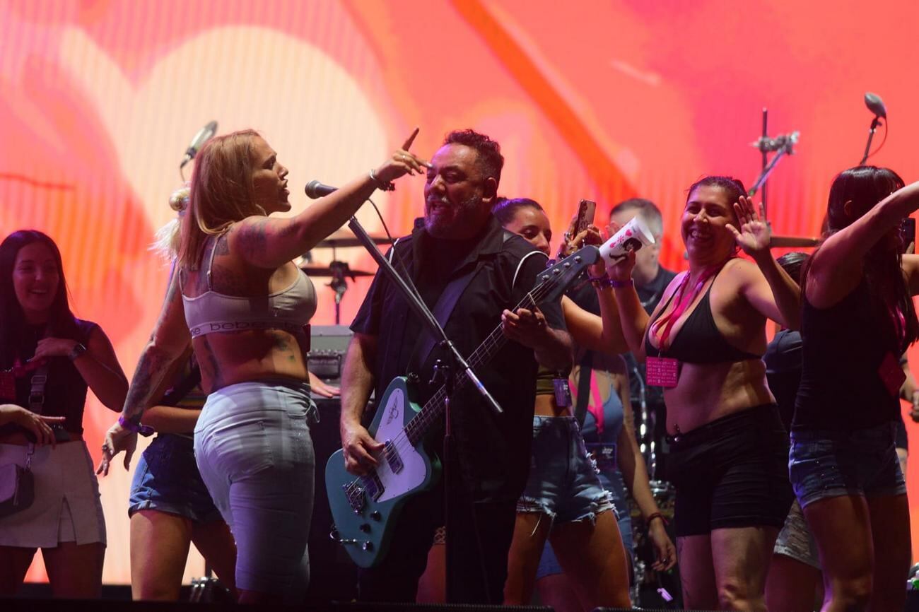 La Banda Molotov invita a subir a bailar al escenario a mujeres del publico en Festival Bum Bum 2025 en el Predio del Estadio Mario A kempes, Cba. Arg. (José Gabriel Hernández /La Voz)