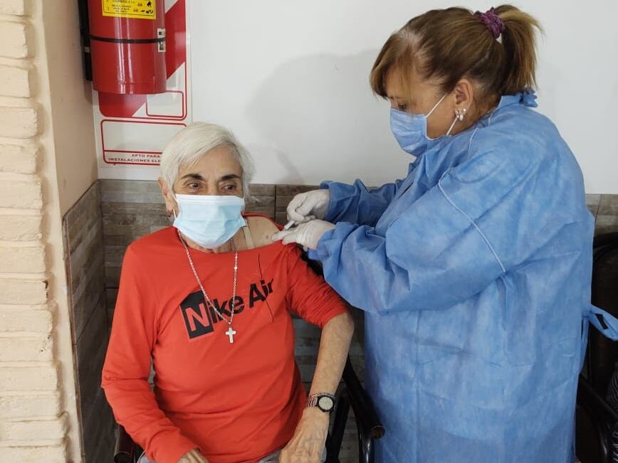 LA campaña inició en las últimas horas, en residentes de instituciones geriátricas de la ciudad.