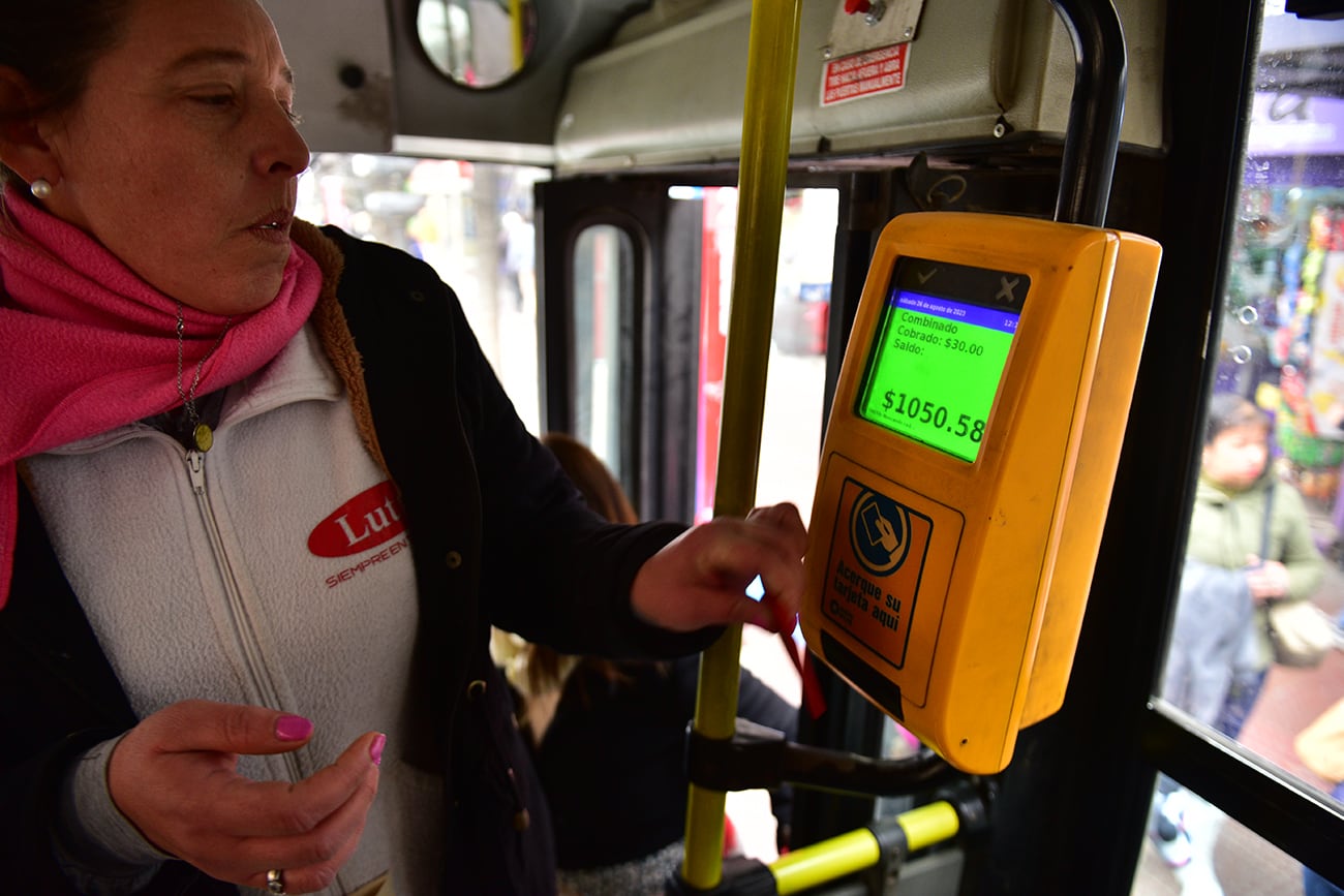 Transporte urbano de pasajeros en la ciudad de Córdoba. Omnibus colectivos bondis colectivo. (José Gabriel Hernández / La Voz)