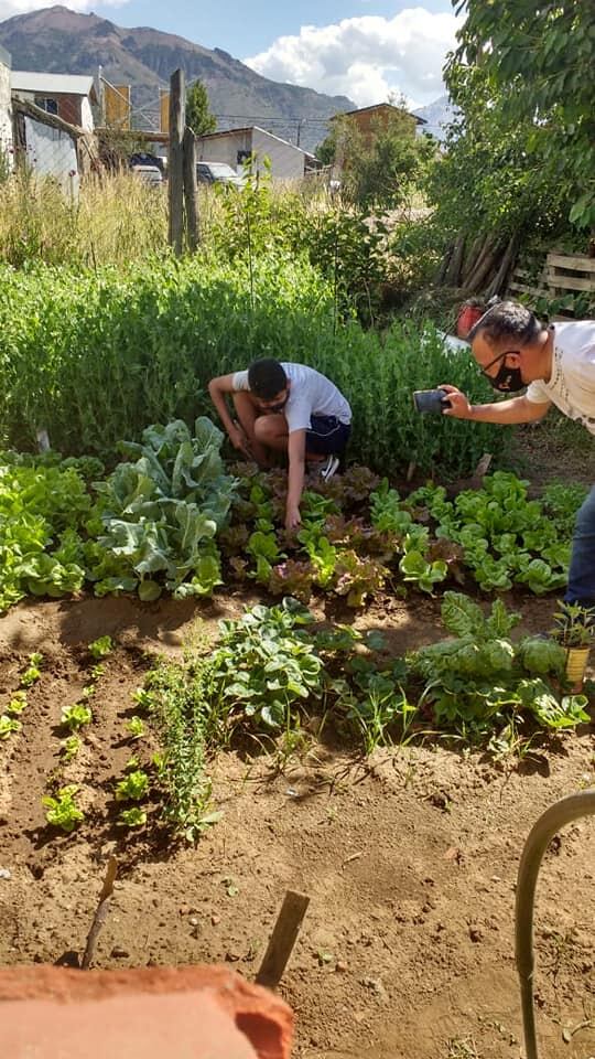 Nahuel aprendió a trabajar la tierra gracias a su papá y abuela.