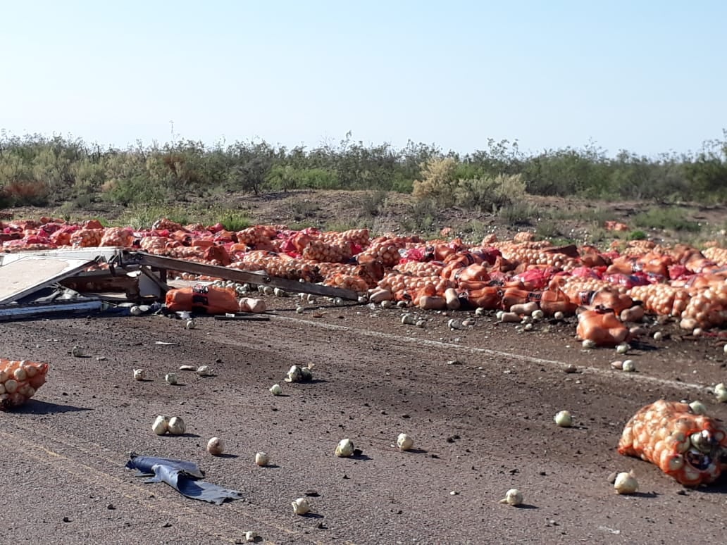 Un camión volcó sobre la ruta 153 y parte de su carga terminó en la ruta. Foto gentileza.