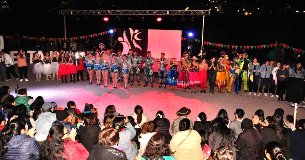 Diferentes cuerpos de baile escenificaron la historia de la danza, repasando diversos estilos, desde el ballet clásico a los ritmos urbanos, y desde los típicos estilos argentinos a bailes regionales.