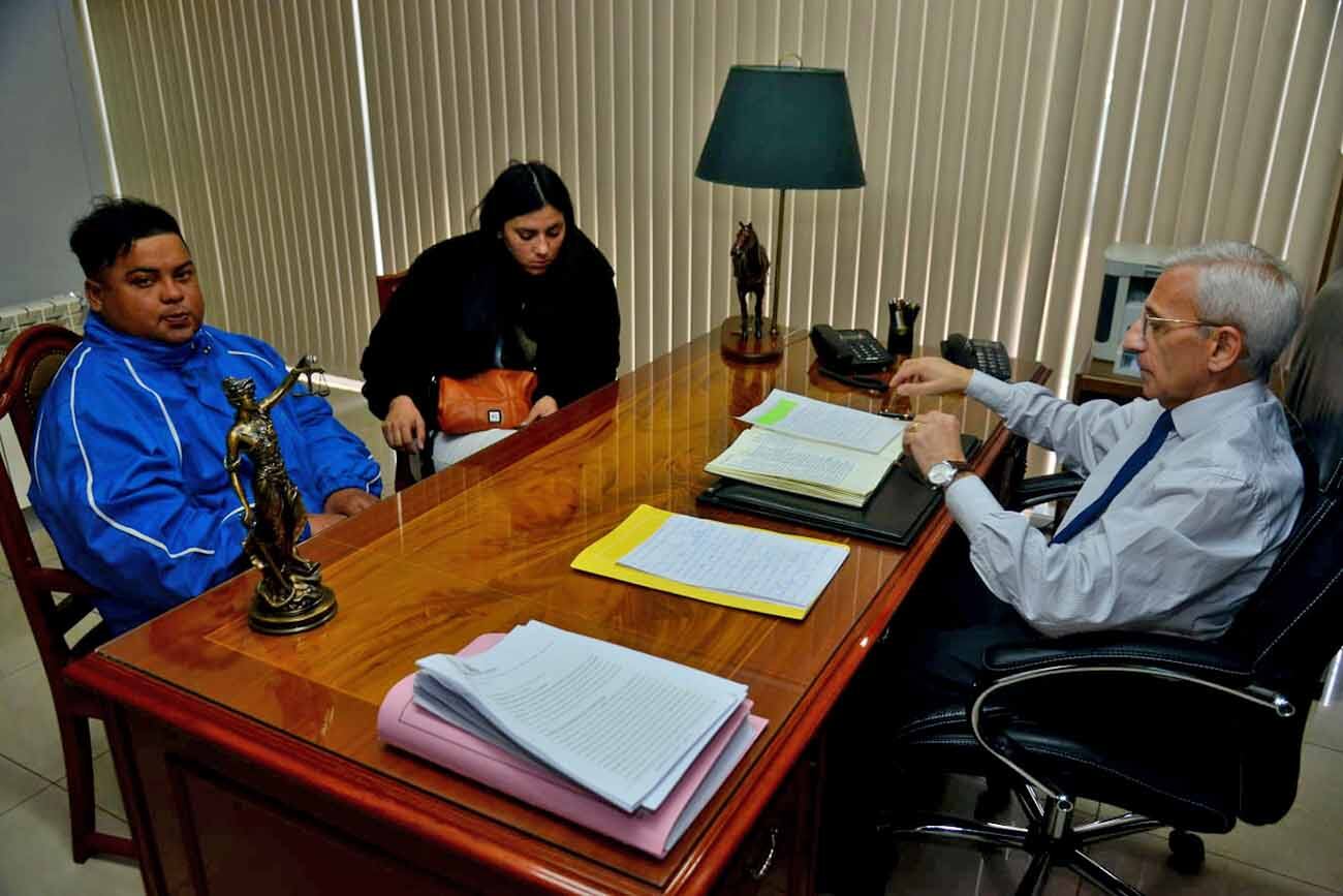 Carlos Nayi se reunió hoy con Dalma y Rodrigo, hermana y esposo de Gabriela Pérez, la joven trabajadora de limpieza muerta de un disparo en un acto del gremio Soelsac. (Nicolás Bravo / La Voz)