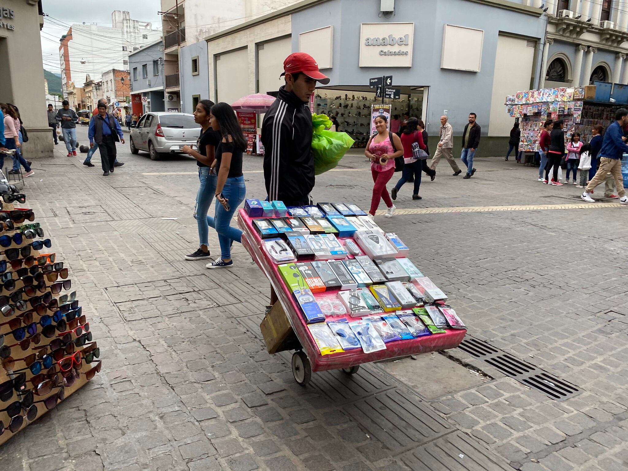 Crece la tensión entre comerciantes y vendedores ambulantes.