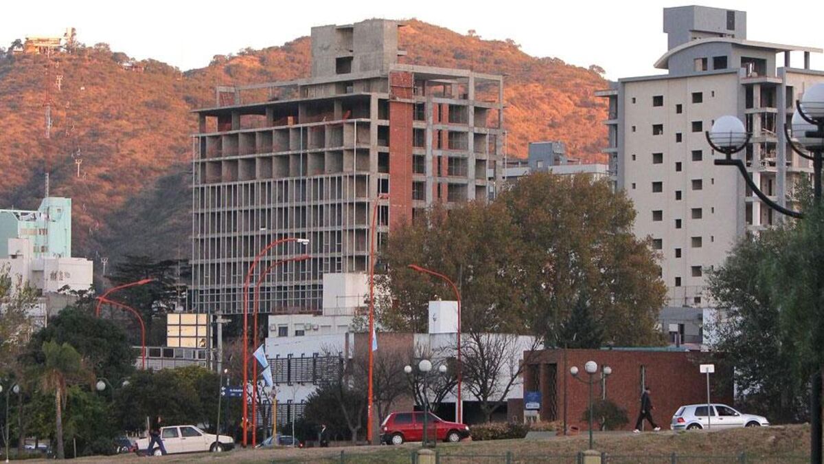 Carlos Paz suspendió las grandes construcciones y busca fortalecer la mano de obra y el comercio local