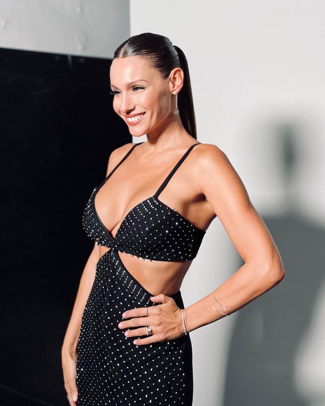 En una noche a pura revelación, Pampita conquistó corazones en vestido “cut-out” con brillos.