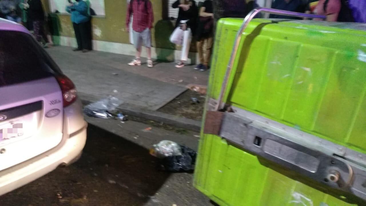 Vecinos de 9 de Julio al 1700 salieron a la calle y vieron el Ford Ka luego del impacto con un contenedor de basura. (@carolabayru)