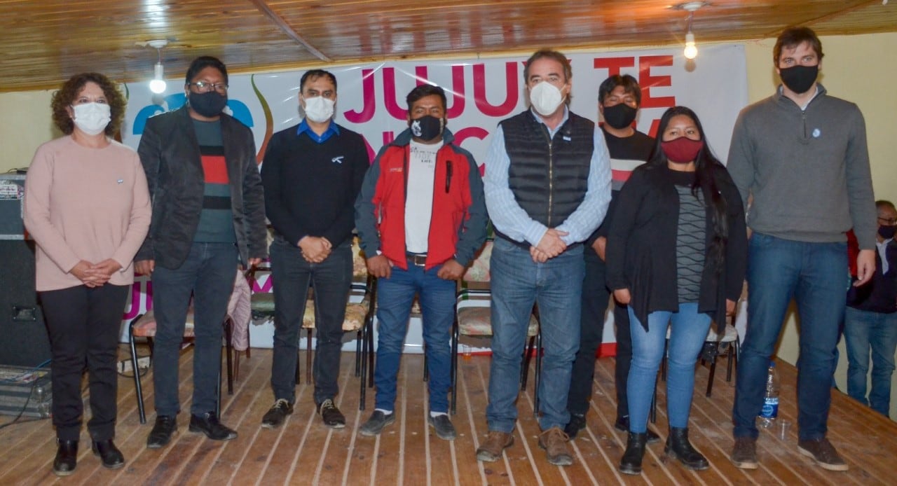 En su visita a Abra Pampa acompañaron a Omar Gutiérrez los candidatos a diputados Alberto Bernis Alejandra Elías y Adriano Morone. Durante el acto presentaron a Lázaro Suárez y Manuel Valerio, candidatos a concejales de las dos listas del Frente Cambia Jujuy en esa ciudad.