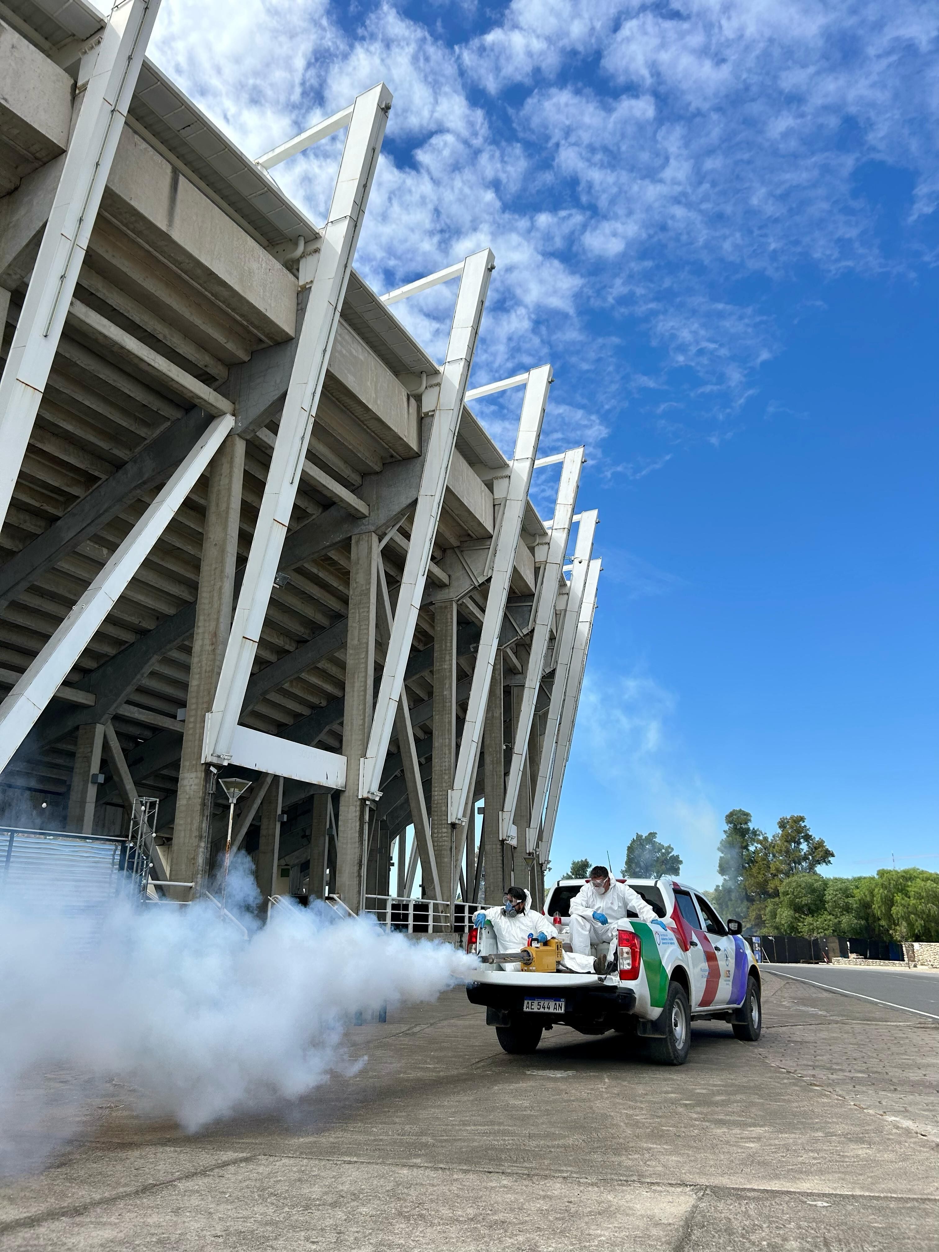 Operativo de fumigación en el Kempes, antes del Talleres-San Pablo por Copa Libertadores.