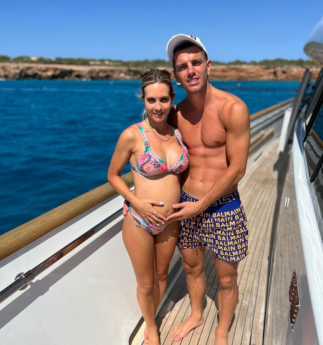 El ex Rosario Central y PSG compartió las primeras fotos de la panza de su pareja durante sus vacaciones.