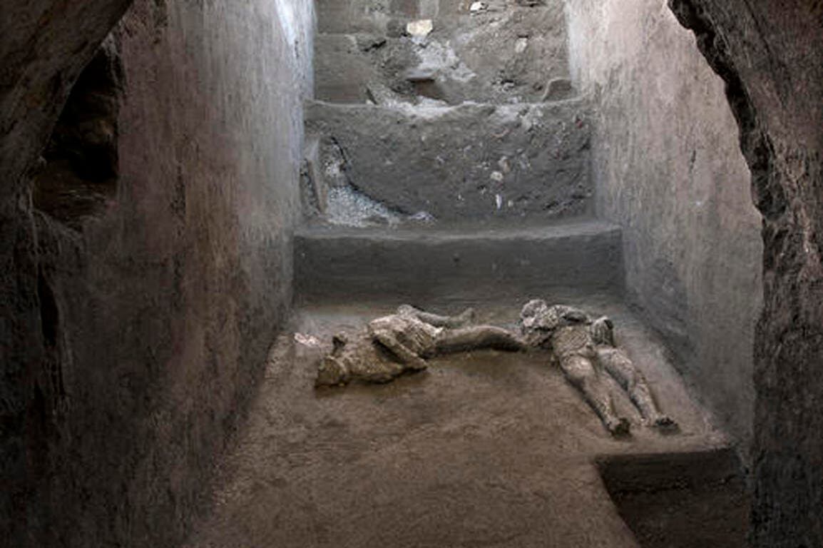 Hallan dos cuerpos en Pompeya