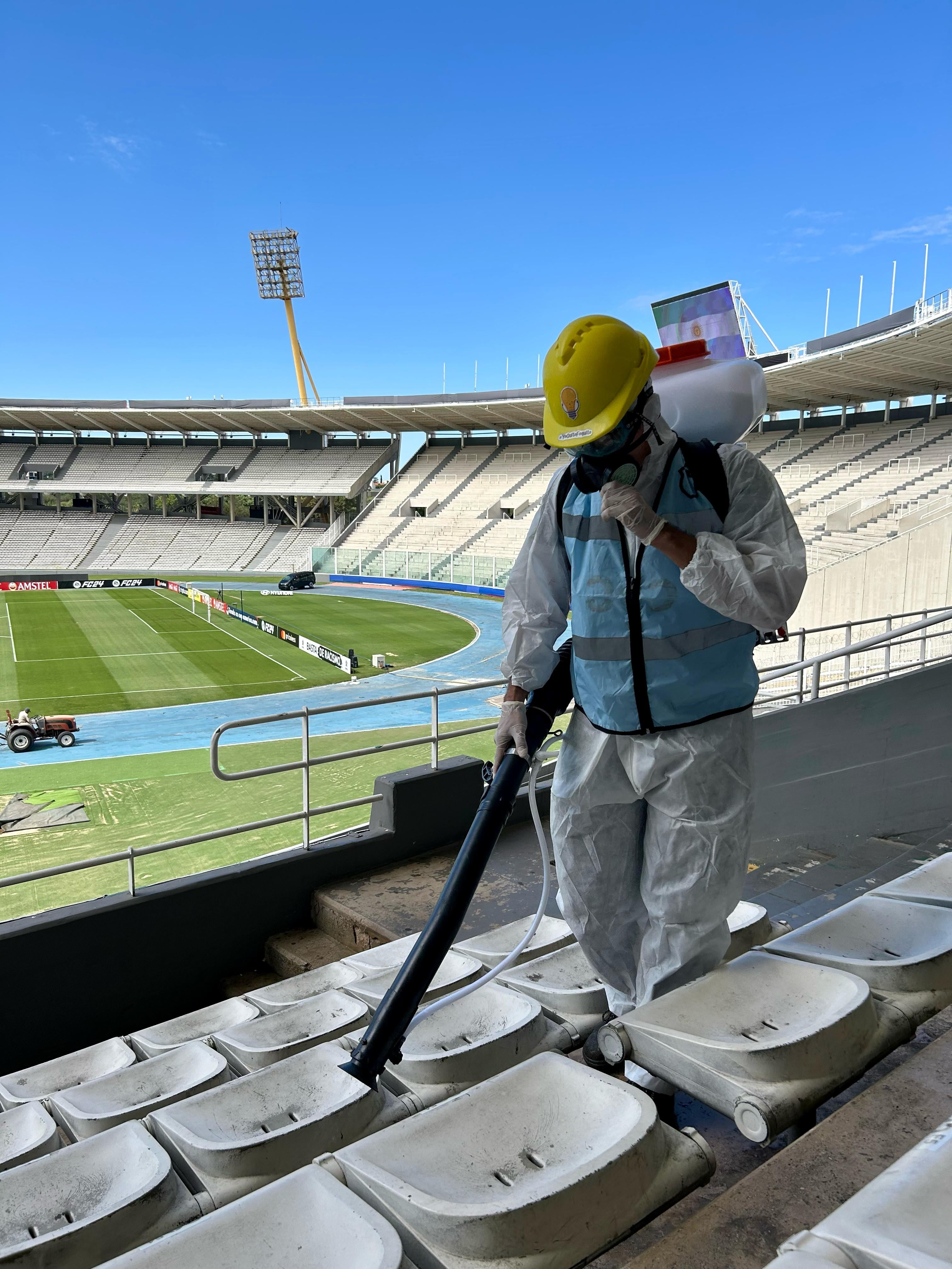 Operativo de fumigación en el Kempes, antes del Talleres-San Pablo por Copa Libertadores.