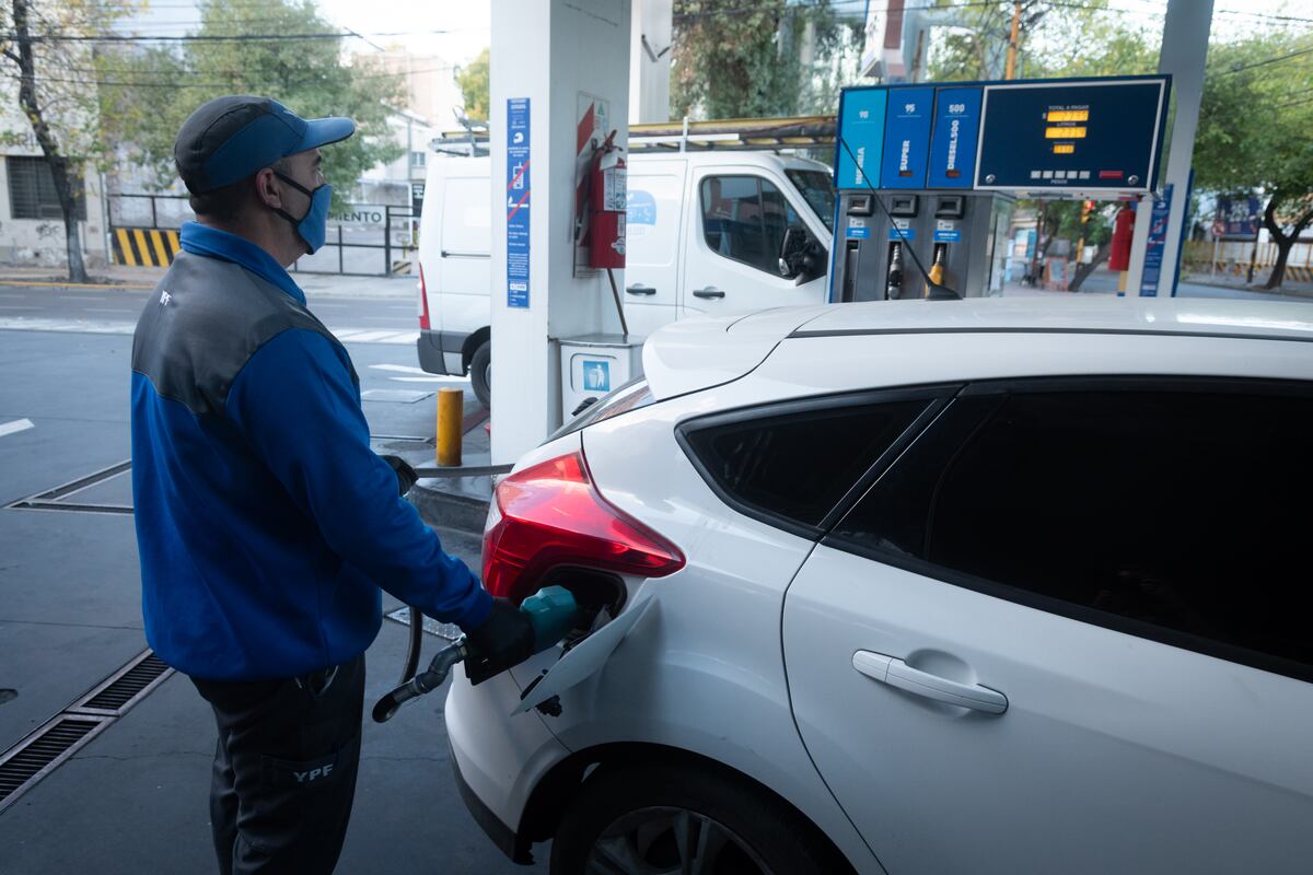 Aumentos: en nueve meses la nafta subió más que la inflación, el dólar y la soja