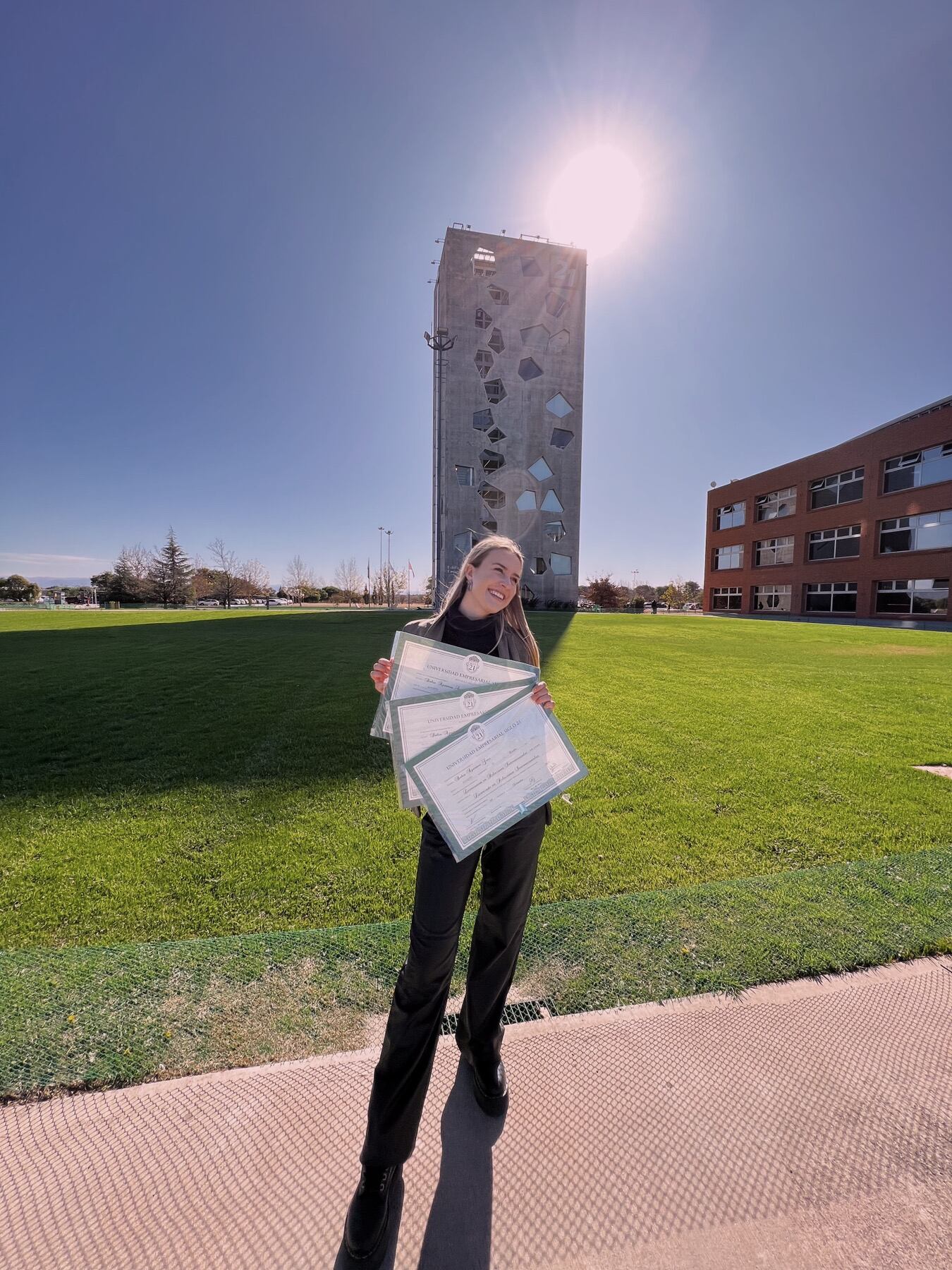 Bahía Agustina Gatti con sus tres títulos obtenidos en la Universidad Siglo 21. 