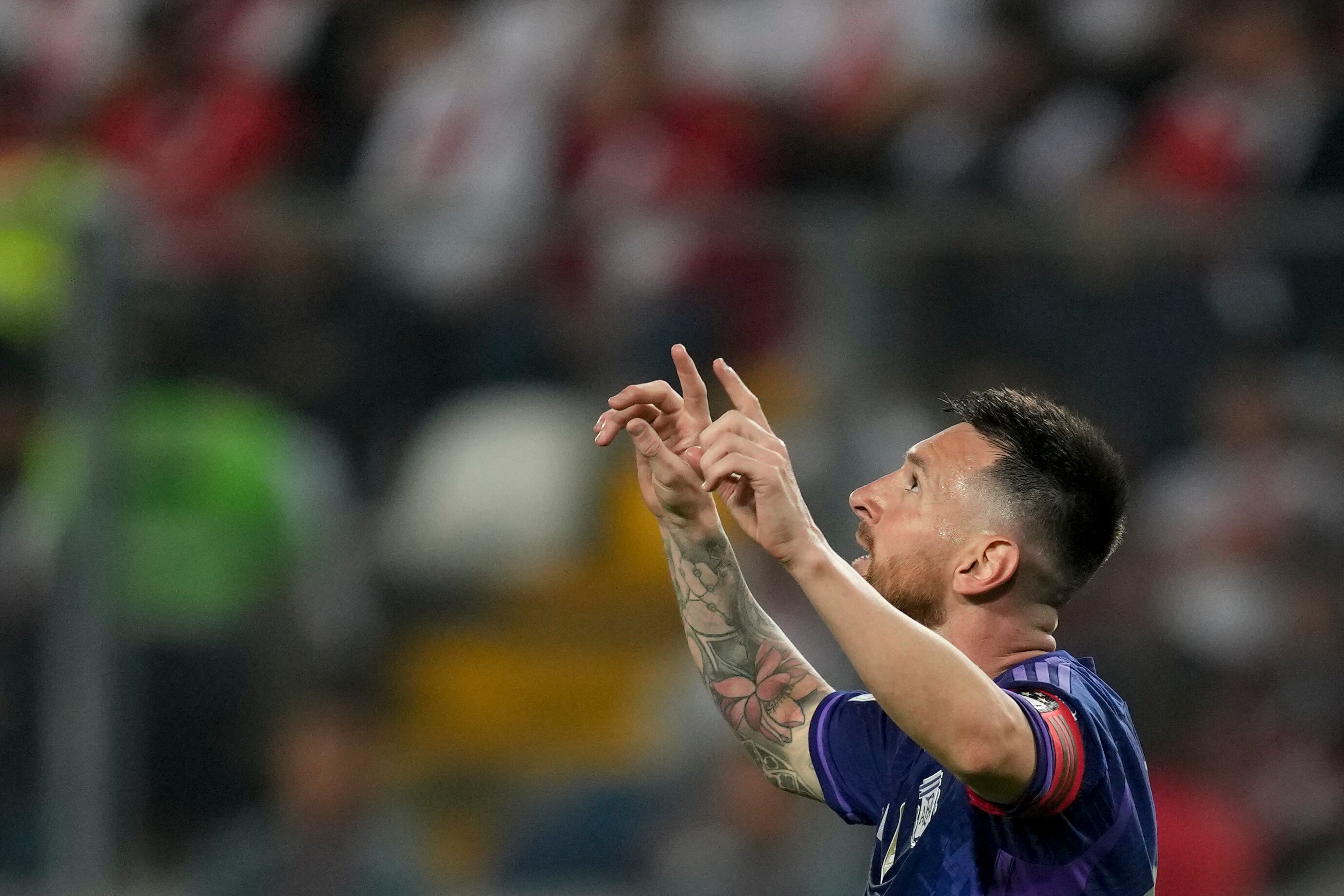 Lionel Messi, de Argentina, festeja tras anotar su segundo gol ante Perú en un encuentro de la eliminatoria mundialista, realizado el martes 17 de octubre de 2023, en Lima (AP Foto/Martín Mejía)