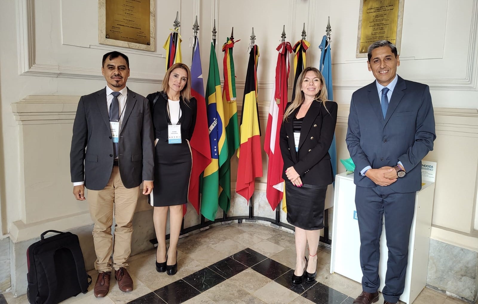 El diputado Omar Gutiérrez (izq.) y sus pares Valeria Iliana Gómez y Daniela del Carmen Vélez, representando a la Legislatura de Jujuy, a su arribo a la Legislatura de Mendoza para asistir a la asamblea general conjunta del Bloque Argentino de la Unión de Parlamentarios Sudamericanos y del Mercosur (UPM).