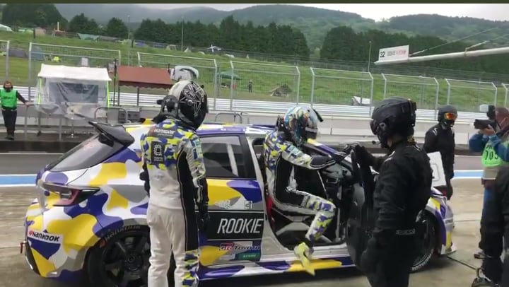 El intercambio de pilotos, durante la competencia que tuvo un total de 763 vueltas al autódromo de Fuji.