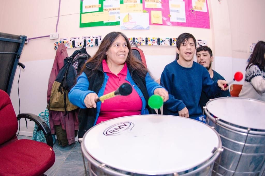 “La Familia del Tambor”, visitó hoy el Centro de Actividades Alternativas para Personas con Discapacidad donde realizó un taller lúdico recreativo.